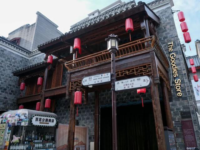 今年国庆，为什么是这座城拿了爽文剧本？