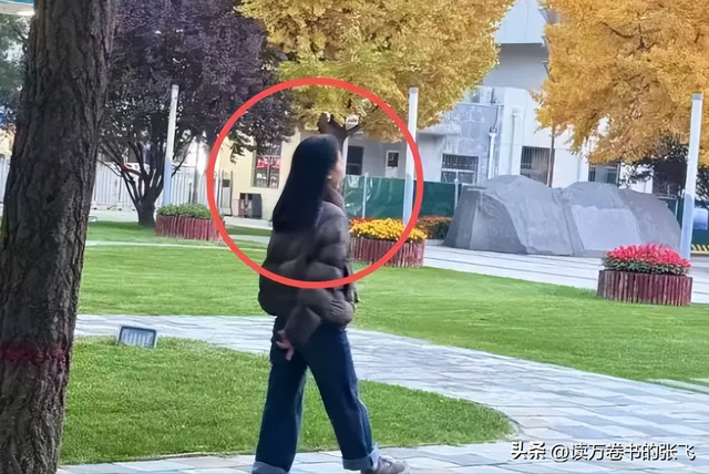 杨振宁走后1个月, 翁帆搬离别墅, 带走34箱东西, 那是她全部的财产