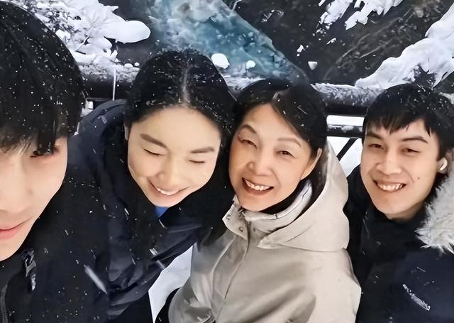 同样是宗庆后的基因，43岁宗馥莉和27岁宗婕莉，差距却很明显