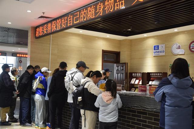 百名登山达人齐聚神农山，共赴金秋红叶盛宴