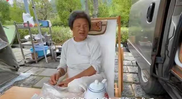上海71岁独居老人卖掉房子自驾九年， 拒绝留钱给亲人 。
