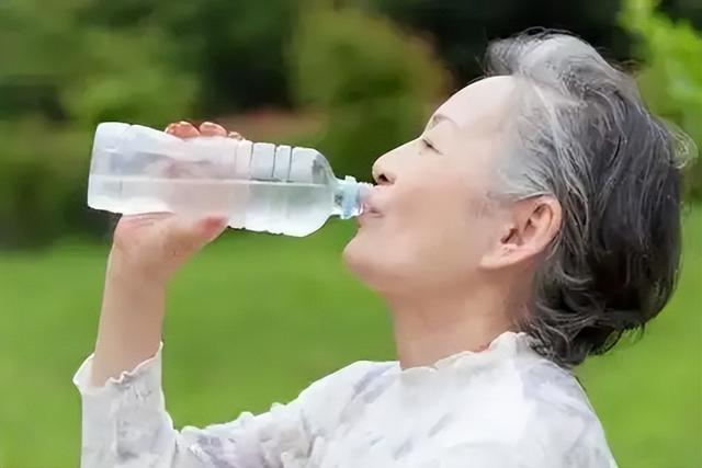 调查发现：每次睡觉前大量喝水的人，不出几个月，身体或有3变化