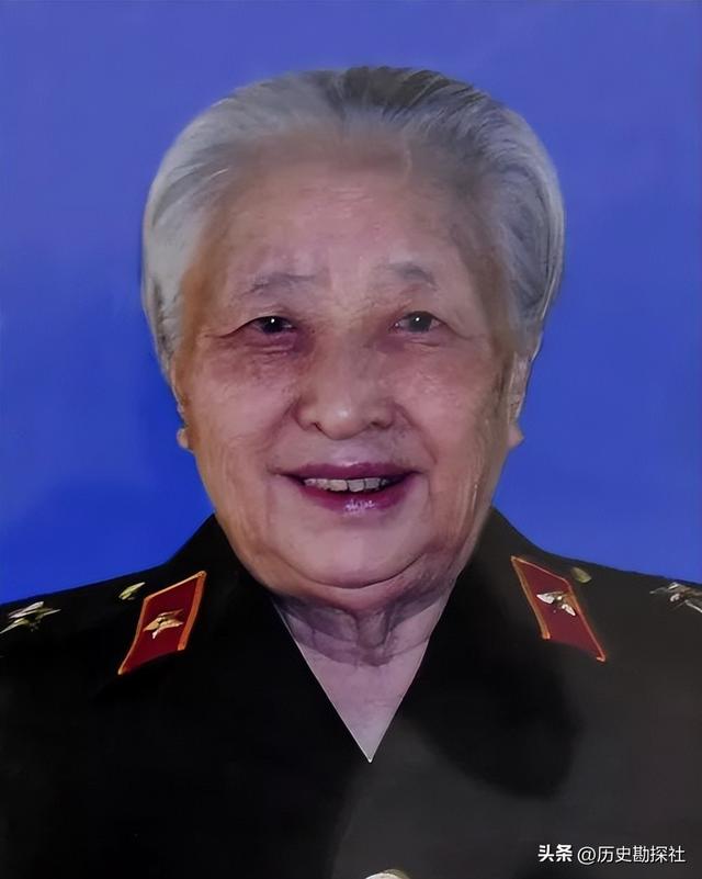 韩先楚夫人有多美？1970年的珍贵留影，她50岁容貌出众天生丽质