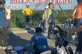 惨烈！男孩骑行被车辆碾死！网友好心提醒父亲反被骂，司机下跪！图片