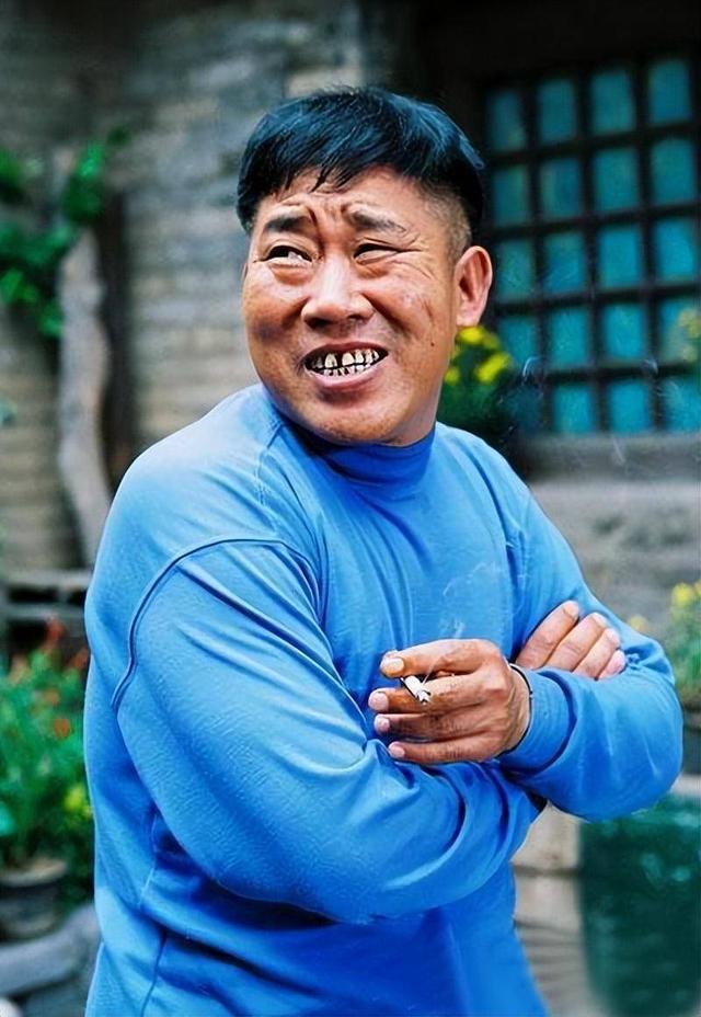 他因嘴歪演了半辈子坏人，令人想不到的是	，他女儿是我们熟悉的她