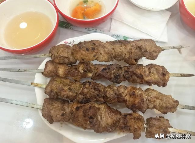 内蒙出发新疆，往返22天，5个人吃饭花4687元，网友问每天吃糠吗