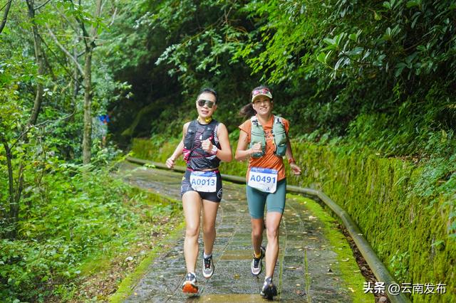 大理苍山国家步道徒步行活动鸣枪出发