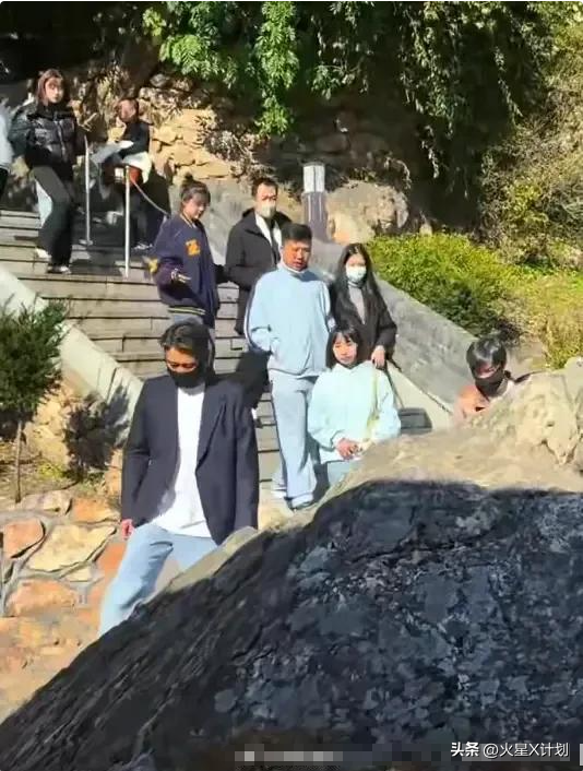 辛柏青带17岁女儿寺庙祈福！父女俩一直牵着手，李乃文也陪着好友