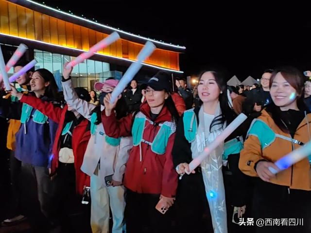 亚洲最大彩林引爆金秋 藏在川西北的瑰宝：2025黑水冰川彩林季启幕