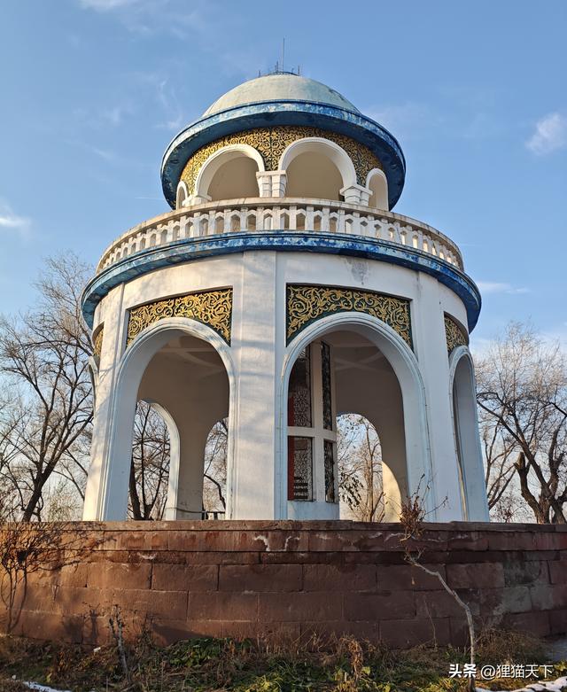 乌市鲤鱼山公园，从西门进去绕一大圈得有一小时，经过观景亭