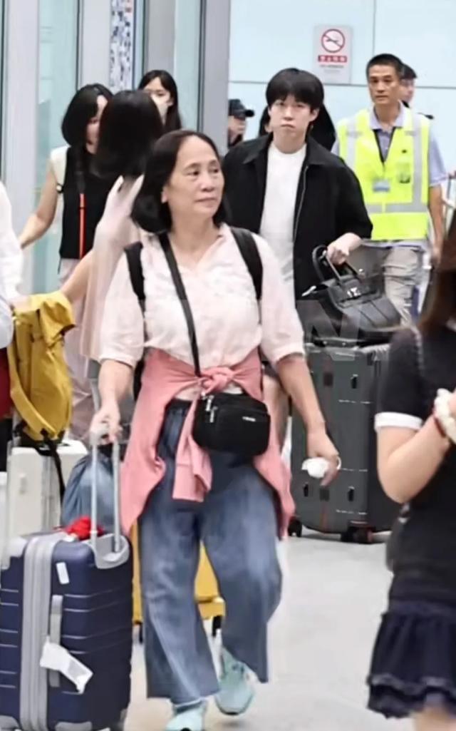 国乒暴雨天落地北京，王楚钦王曼昱等待拿行李。两天后出发瑞典！