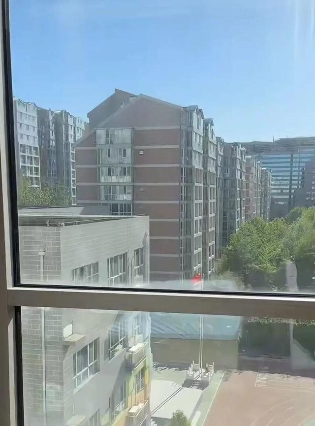 在北京，不买学区房，带女儿住五星级酒店上学