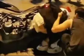 广西南宁：女子长款羽绒服被卷进摩托车轮中，手臂被卡疼痛难忍，消防紧急救援图片