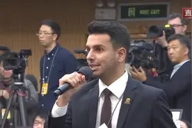 向王毅提问的00后记者：在中国待了13年，会跳“科目三”中文也很溜图片