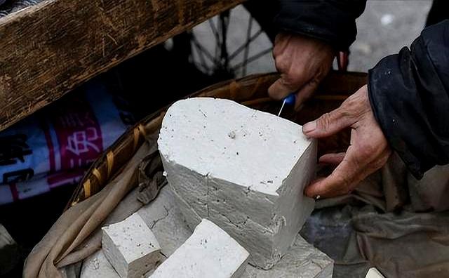 41岁瘫痪新娘嫁43岁光棍，她：我没法生孩子，半夜却听到有婴儿哭