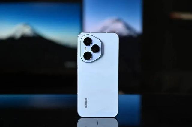 荣耀彻底“摊牌了”，7200mAh+16GB+1TB+IP69，顶配旗舰大跳水