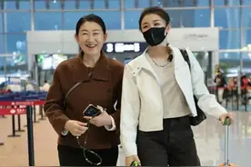 陈梦和母亲来昆明录制节目了，陈妈妈气质优雅，梦姐和妈妈好像图片