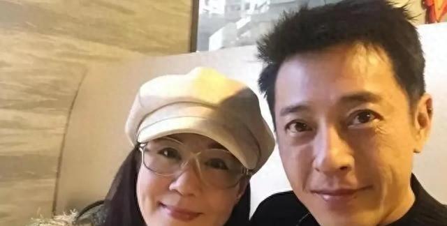 夫妻俩为了不变老，坚持26年不吃肉不生子，如今54岁近照不敢认