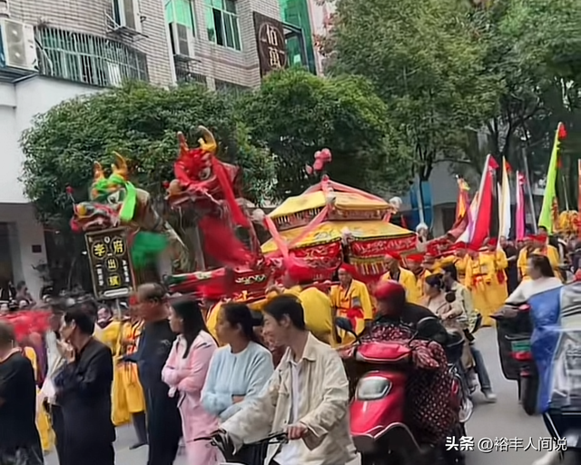 曝湖南邵东富豪李伯亮去世，免费请吃席，摆两条街，30多人抬棺
