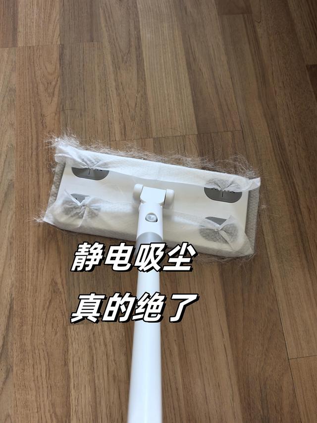 清水拖地等于白拖，教你个绝招，地板光洁如新，一周不拖照样干净