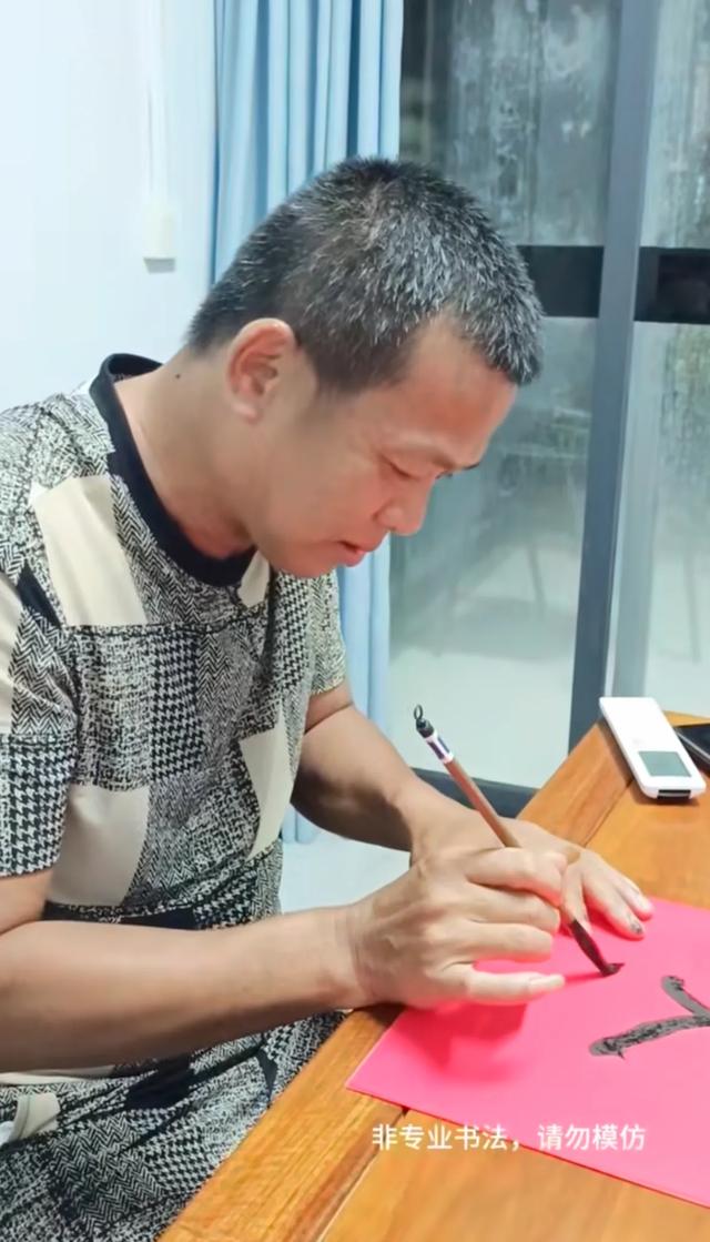 全红婵家新房进展：施工队庆祝分公司开业，全爸送上亲签毛笔字