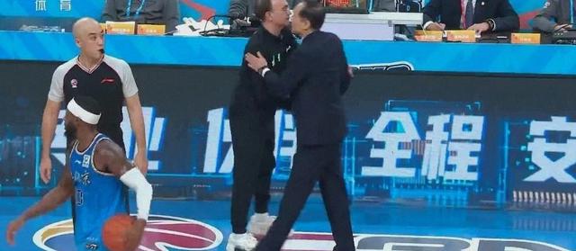 罚球31-17！杨鸣冲动技犯送5罚，让辽宁断送全局，成全北京3连胜