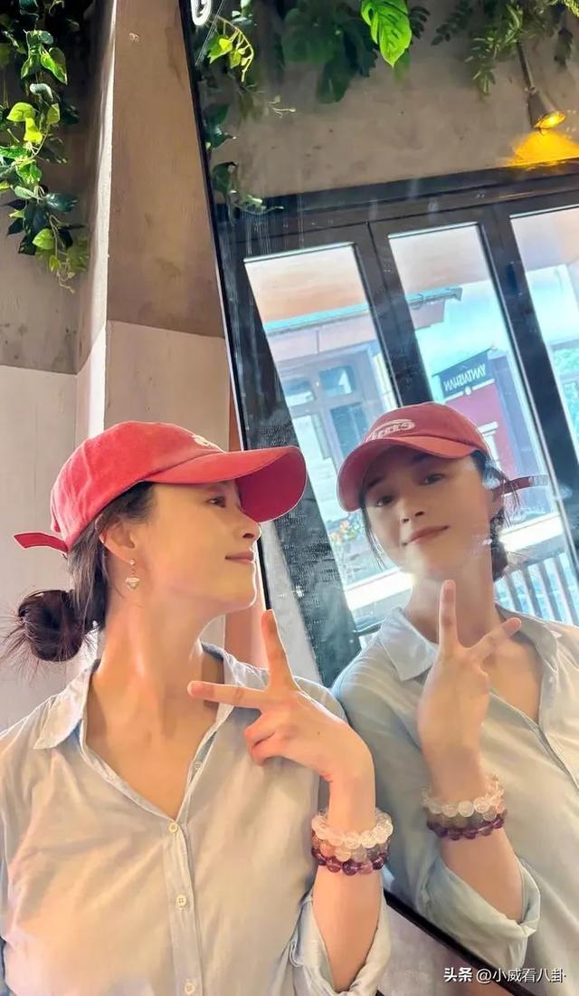 42岁蒋欣生活照瘦成“纸片人”，大热天美美出游，筷子腿抢镜！