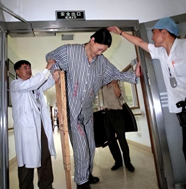 世界第一女巨人来自中国安徽，穿78码的鞋子，一顿饭吃六碗炒面