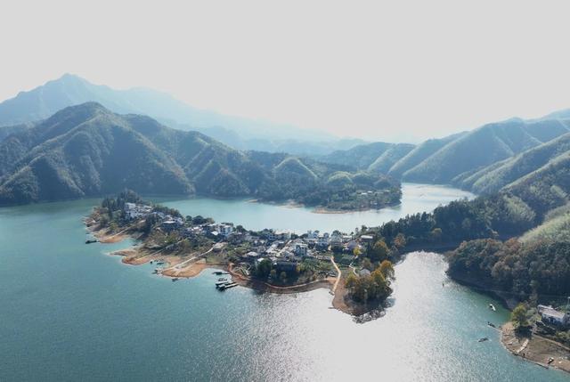 安徽大山里有一处“世外桃源”，至今不通公路，只有坐船才能到达
