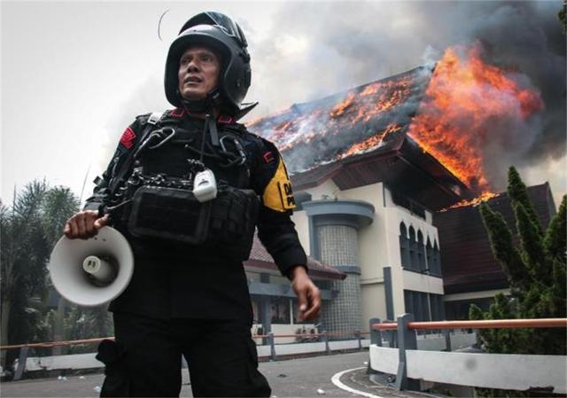 北京阅兵将至，一国总统宣布不来了，议会大楼火光冲天，日本笑了
