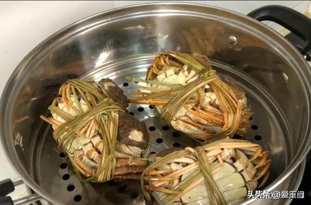 蒸螃蟹要多长时间才熟？牢记3个时间点，不掉腿不流黄，蟹肉鲜嫩