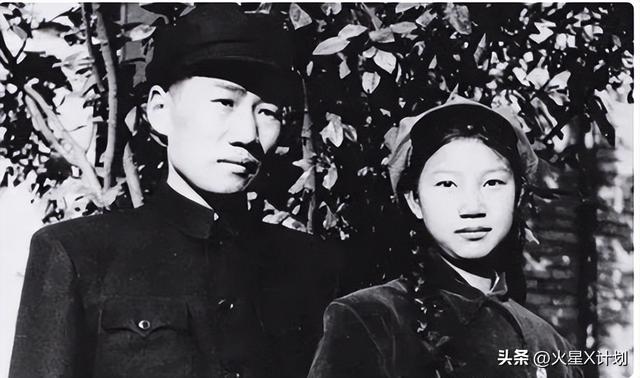 1974年，刘思齐再婚后和丈夫及孩子们的合影，满脸洋溢着幸福