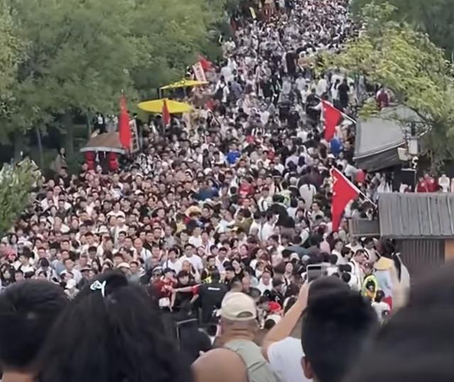 2025年双节出游热潮：一场全民参与的旅游盛宴