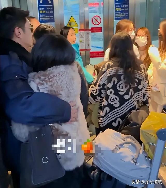 45岁霍思燕跟杜江同框回京,皮草配靴子穿搭老土,五官男相认不出
