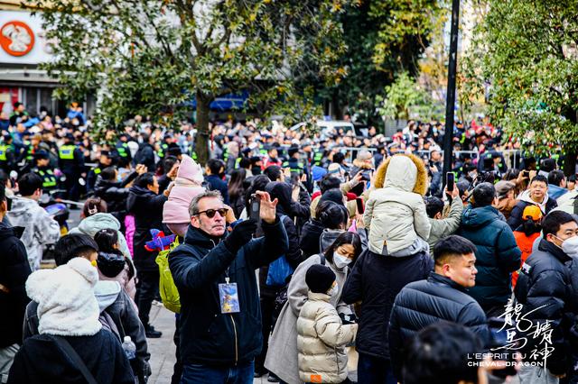 “龙马精神”杭州巡演50吨福兽引亚运之城万人空巷