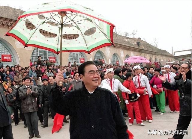 李鹏总理年轻时有多帅？1959年在吉林的留影	，他31岁，英俊潇洒