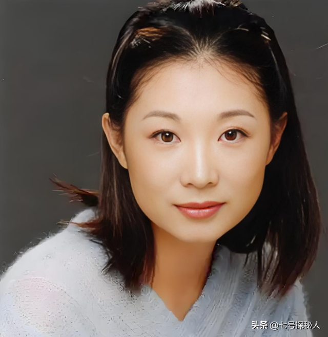 带着儿子倒贴嫁给张译，如今19年过去，才知道她嫁得有多值