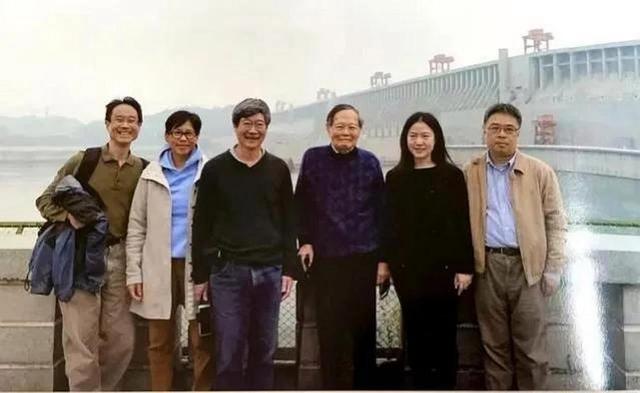 杨振宁家庭情况曝光：三个儿女无人继承物理学，与翁帆关系也很好