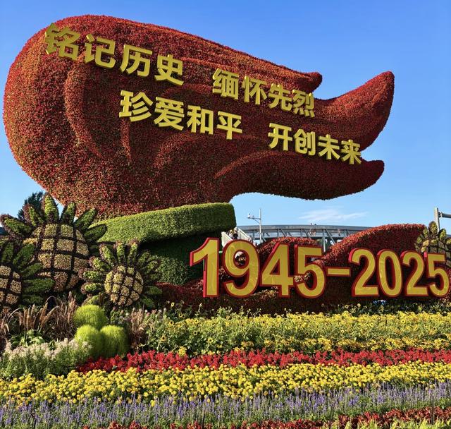 天安门广场已经布置好了，8万只气球与8万羽和平鸽将同时腾空