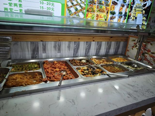动植物园华灯闹西游,自助盒饭实惠吃不够