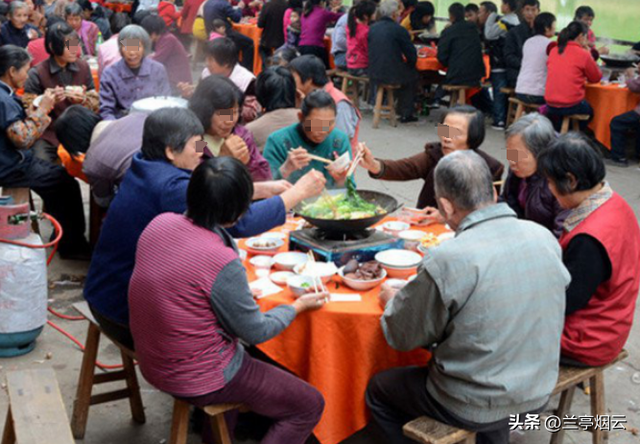黑龙江大叔养6000只大鹅，不料被大雁“拐走”近半，次年奇迹出现