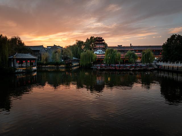 古城的秋天，连晚霞都带着千年的温柔