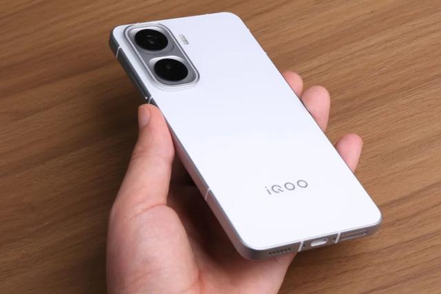 iQOO Neo11首发评测：性能、续航、屏幕全在线，这才是用户要的中端手机