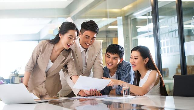 地铁萌娃高举奖状，全网被逗笑的背后，是无数人想逃离的童年