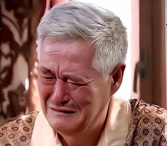 钱再多有用吗？68岁赵本山近况曝光，三人打伞伺候，女儿是心头病