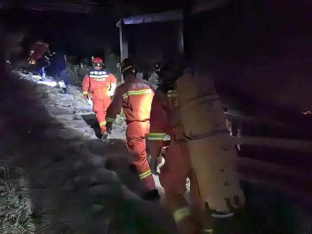 一男两女爬顺义舞彩浅山，非走野路，被困崖壁11小时……获救后说“很后悔……”