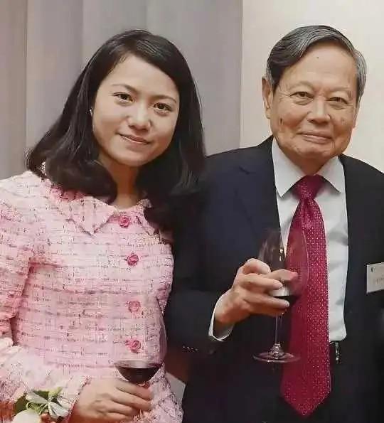 杨振宁去世后，翁帆再发文，49岁无子女的她，早已被安排好了退路