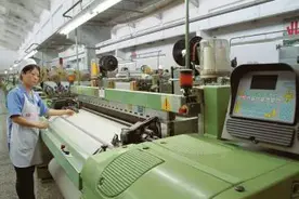 山西绿洲纺织有限责任公司工人正在加紧赶制国内外订单产品图片