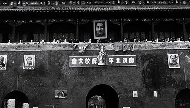 毛主席新画像挂上天安门后，北京市民提出意见：为何只有一只耳朵