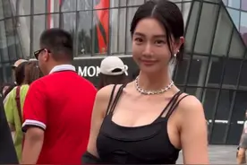 38岁克拉拉现身北京三里屯，穿真空背心气质优雅，网友希望她保守图片